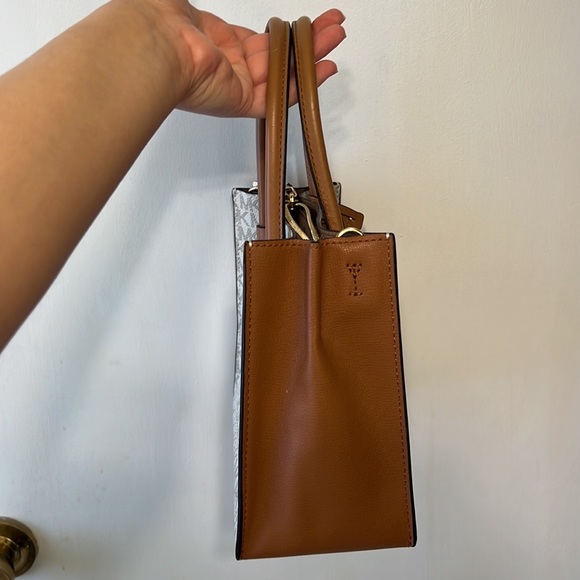 Michael Kors Mercer Logo Medium Messenger Bag - Picture 5 of 17